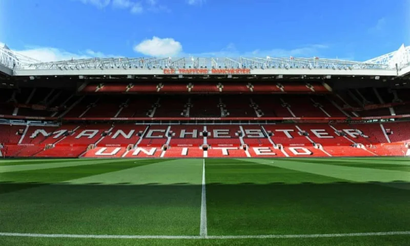 Sân Old Trafford là sân nhà của Manchester United, có lịch sử lâu đời